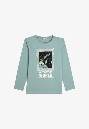 Langärmliges, türkisfarbenes Shirt aus weichem Stoff mit einem Grafikdesign eines Rockets, der von einem Planeten startet, und weißem Text "Out of This World".