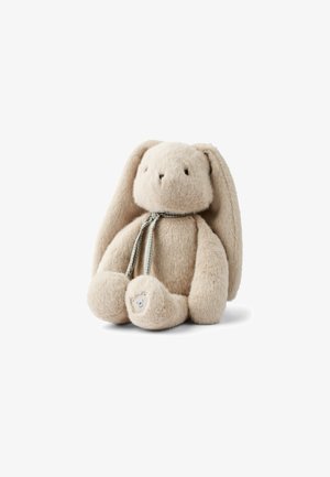 Zachte beige pluche konijn met lange oren, een geruit strikje en geborduurde beren detail op de poot. Gladde textuur en rond lichaamstype.