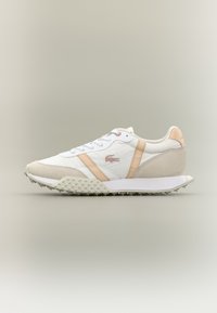 Bílé atletické tenisky s broskvovými akcenty, semišovými detaily, texturovanou gumovou podrážkou a logem na bočním panelu.