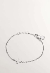 Pulsera de cadena de plata con un sencillo colgante de cruz, con cierre de broche y una textura de eslabones finos. Diseño minimalista y acabado pulido.