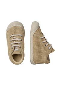 Scarpe per bambini in beige realizzate in tessuto intrecciato, con suole in gomma bianche, design con lacci e superficie testurizzata con sottili dettagli di cucitura.