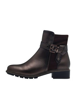 Bottines marron avec une tige en cuir lisse, un panneau texturé, un détail de boucle ajustable et un petit talon empilé. Semelle en caoutchouc avec motif de traction.
