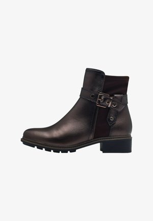 Bottines marron avec une tige en cuir lisse, un panneau texturé, un détail de boucle ajustable et un petit talon empilé. Semelle en caoutchouc avec motif de traction.