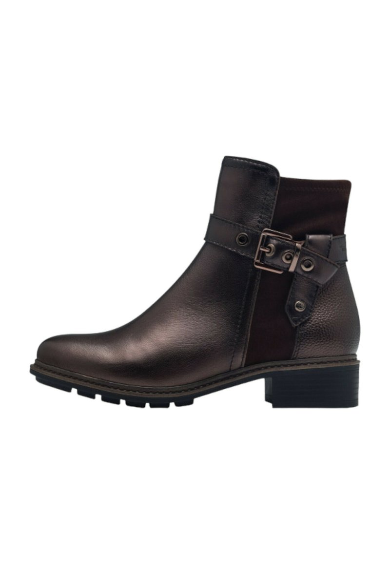 Bottines marron avec une tige en cuir lisse, un panneau texturé, un détail de boucle ajustable et un petit talon empilé. Semelle en caoutchouc avec motif de traction.
