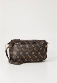 Borsa a tracolla in pelle nera con logo decorato in oro, tracolla a catena e scomparti con cerniera. Presenta una forma rettangolare con una superficie liscia.