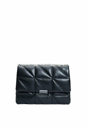 Sac à main en cuir noir matelassé avec une bandoulière chaîne argentée et un fermoir argenté rectangulaire, présenté sur un fond blanc.
