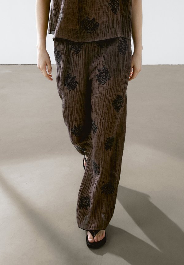 FLOWING TEXTURED WITH EMBROIDERED DETAIL - Trousers