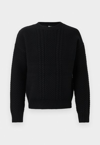 Μαύρο πλεκτό πουλόβερ με σχέδια κοτσίδας και βάφλας, λαιμόκοψη κανονική, μακριά μανίκια και ριμπ μανσέτες και τελείωμα.