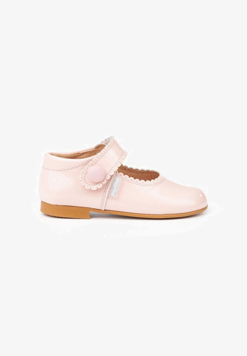 Zapato de charol rosa con punta redonda, borde festoneado y correa ajustable con un botón redondeado. Diseño de suela plana.