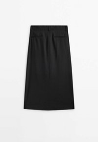 Jupe crayon noire avec une texture lisse, arrivant au mollet, fente arrière et deux poches arrière. Design simple, sans fermetures ni ornements visibles.