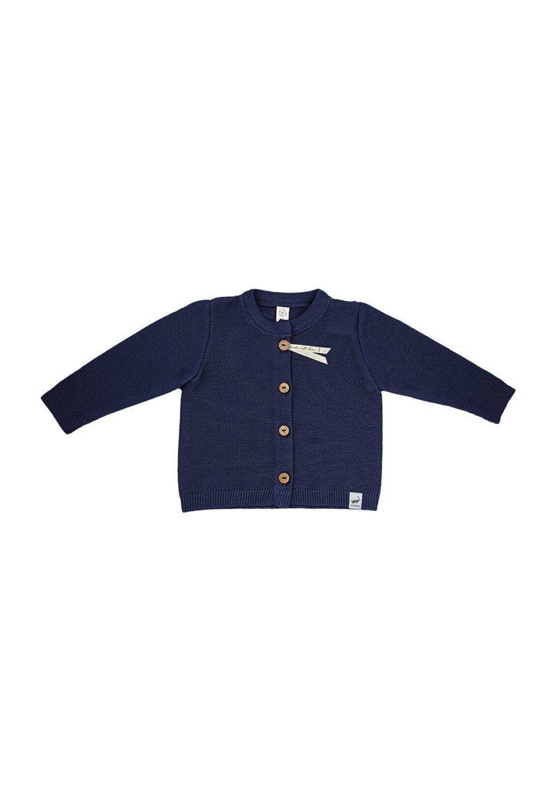 Marineblaue Strickjacke mit langen Ärmeln, Rundhalsausschnitt, Holzknöpfen und einem kleinen Markenetikett unten links.