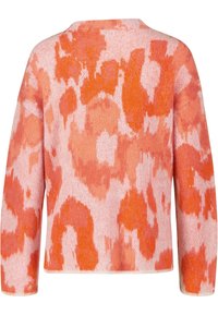 Långärmad stickad tröja med ett abstrakt blommönster i orange och ljusrosa, sedd bakifrån.