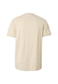 Μπεζ ανδρικό t-shirt με κοντό μανίκι και λεπτές οριζόντιες υφασμάτινες ρίγες, εμφανίζεται από πίσω σε λευκό φόντο.
