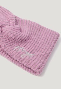 Gorro de punto acanalado rosa con hilos metálicos plateados y detalle de firma plateada bordado en el dobladillo.