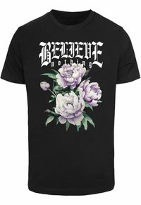 Juodas medvilninis marškinėliai su dideliu gėlių piešiniu ir baltu tekstu "NEPASITIKĖK NIEKUO." Gėlės yra violetinės ir baltos su žaliais lapais.