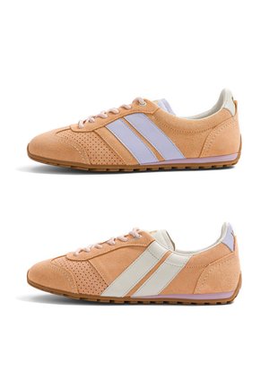 Paire de baskets en daim pêche, l’une avec deux bandes latérales lavande, l’autre avec deux bandes latérales blanches, toutes deux avec semelles en gomme et lacets roses.