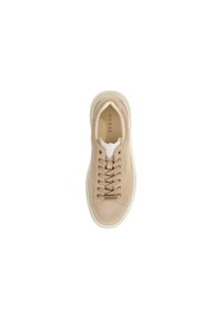 Sneaker in suede beige con suola bianca, lacci piatti e branding "GUESS" sulla linguetta e sul lato, mostrata vista dall'alto.