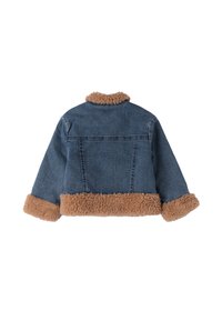 Chaqueta de mezclilla con un cuello y puños de pelaje sintético marrón claro y desordenado, que presenta un corte clásico y textura de mezclilla azul. Vista trasera mostrada.
