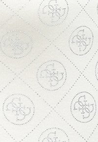 Tessuto bianco con un motivo testurizzato che presenta piccoli motivi circolari e diamanti. Il design include sottili accenti argentati per maggior dettaglio.