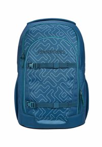 Blauer Rucksack mit geometrischem Muster, ausgestattet mit zwei vorderen Schnallenriemen, seitlichen Reißverschlusstaschen und gepolsterten Schulterriemen. Robuste Stoffkonstruktion.