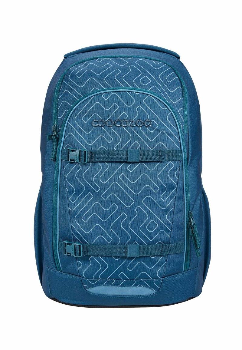 Blauer Rucksack mit geometrischem Muster, ausgestattet mit zwei vorderen Schnallenriemen, seitlichen Reißverschlusstaschen und gepolsterten Schulterriemen. Robuste Stoffkonstruktion.