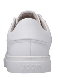 Weißes Leder-Sneaker mit glatter Oberfläche, gepolstertem Schaft und einer strukturierten weißen Gummisohle. Verfügt über das geprägte "JOOP!"-Branding an der Ferse.