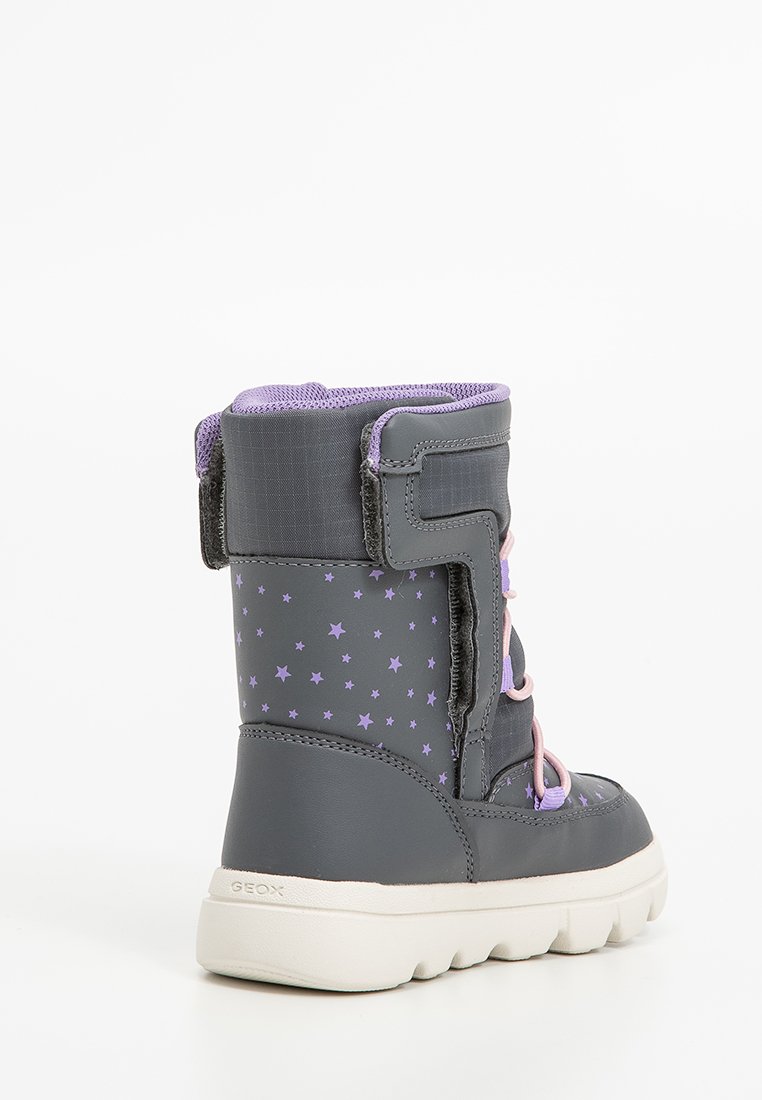 Grauer wasserdichter Stiefel mit lila Sternmustern, pinken Schnürsenkeln, einem gepolsterten Schaft und einer strukturierten Gummisohle. Markenlogo an der Ferse.