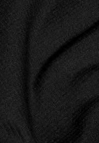 Tessuto nero con una trama liscia, caratterizzato da sottili motivi a righe. Il materiale appare morbido e flessibile, con una leggera lucentezza in alcune aree.