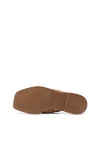 Scarpa slip-on intrecciata marrone con suola in gomma testurizzata, caratterizzata da un design piatto e bordi lisci. La vista dettagliata della parte inferiore mette in evidenza il motivo antiscivolo.