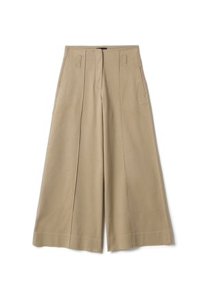 Pantalones beige de pierna ancha con costuras delanteras, trabillas para cinturón y bolsillos laterales, colocados planos sobre un fondo blanco.