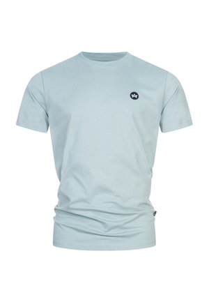 Lichtblauw katoenen T-shirt met een ronde hals, korte mouwen en een klein donker logo accent op de borst. Gladde textuur met een ontspannen pasvorm.