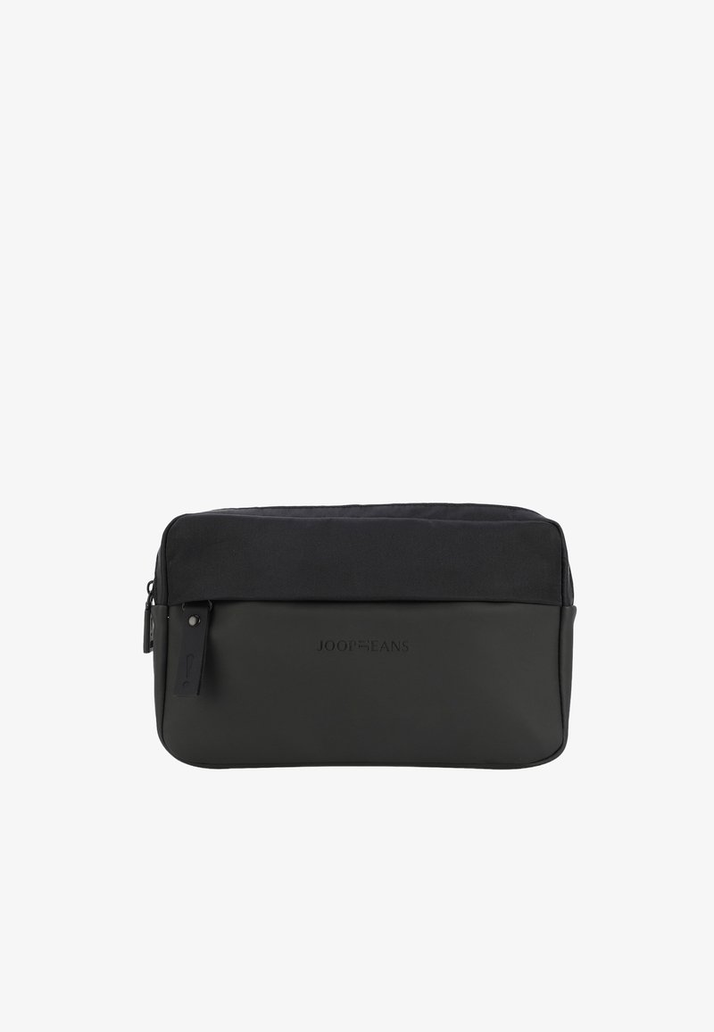 Fekete kiszolgáló táska texturált tetejével és sima aljával. Cipzáras záródással és kiemelt logóval rendelkezik elöl. Kompakt és téglalap alakú kialakítás.