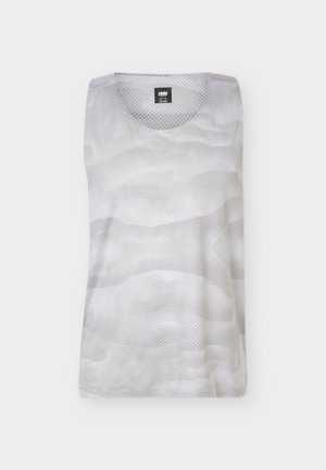 Débardeur de sport gris sans manches avec un motif camouflage subtil et un col rond, plié à plat avec l'étiquette de la marque visible à l'intérieur du col.