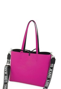 Bolsa tote magenta con exterior texturizado, asas negras y una correa de hombro desmontable con un logo. Diseño de abertura superior con hardware mínimo.