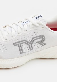 TYR RD1X RUNNER UNISEX - Maanteejooksu jalatsid - white