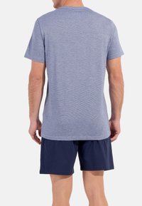 Kurzarm-Blau gestreiftes T-Shirt aus weichem Stoff, mit Rundhalsausschnitt und leicht abgerundetem Saum, kombiniert mit marineblauen Shorts.