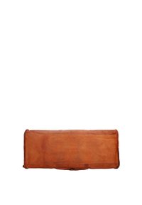 Braune Lederhandtasche in rechteckiger Form, mit glatter Oberfläche, minimalen Details und flachem Boden. Keine sichtbaren Beschläge oder Muster.