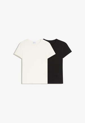 Due t-shirt semplici a maniche corte con scollo rotondo, una bianca e una nera, distese affiancate su uno sfondo bianco.