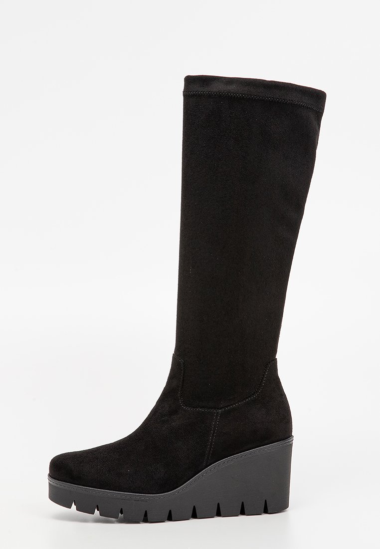 Schwarze knielange Stiefel aus Wildleder mit Wedge-Absatz und geripptem oberen Teil. Die Sohle hat ein gezahntes Muster für besseren Halt.