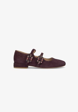 Zapato Mary Jane en ante de color púrpura intenso con dos hebillas decorativas. Presenta una punta redondeada y un tacón bajo cuadrado para mayor estabilidad.