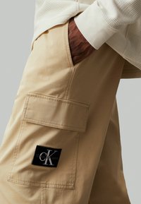 Calvin Klein Jeans REGULAR STRAIGHT  - Kargopüksid - pale khaki