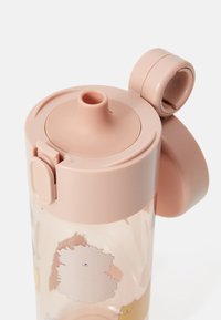 Bouteille d'eau transparente avec un couvercle rose, un bec rabattable et un fermoir de sécurité. Présente des illustrations d'animaux sur le corps.