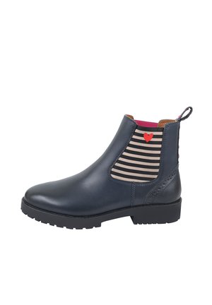 Dunkelblaue Leder-Chelsea-Boots mit gestreiftem elastischen Einsatz, kleinem roten Herzdetail und robuster schwarzer Laufsohle. Glatte Textur und abgerundete Spitze.