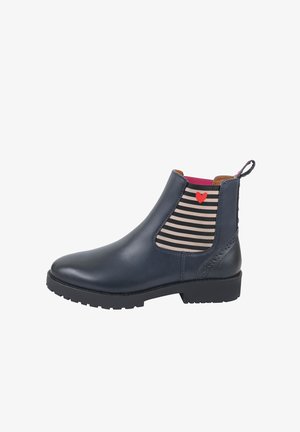 Stivaletto Chelsea in pelle blu scuro con pannello elastico a righe, piccolo dettaglio a forma di cuore rosso e suola nera robusta. Texture liscia e punta arrotondata.