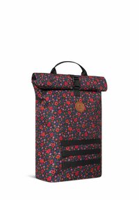 Sac à dos roll-top en tissu noir avec un motif floral vibrant. Il dispose d'une étiquette en cuir, d'une poche avant et de bretelles noires ajustables.
