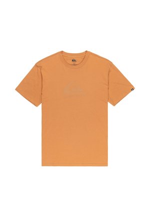 Camiseta de algodón naranja con cuello redondo, mangas cortas y un logotipo sutil impreso en un tono más claro en la parte frontal.
