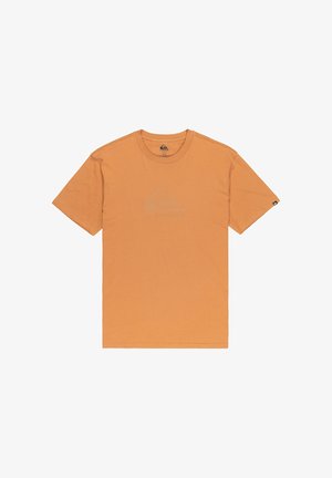 T-shirt en coton orange avec un col rond, des manches courtes et un logo subtil imprimé dans une teinte plus claire sur le devant.