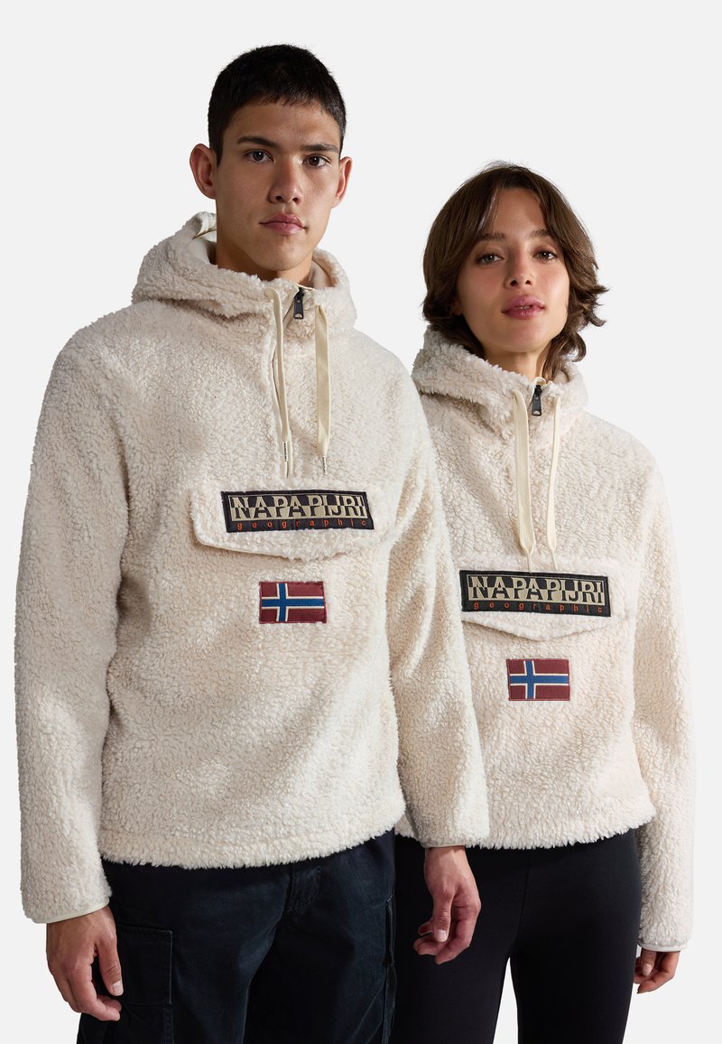 Pullover in pile color crema con cappucci, dotati di tasche frontali con zip, toppe con logo e dettagli della bandiera norvegese. Tessuto morbido e strutturato.