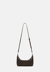 Brązowa skórzana torba na ramię o zaokrąglonym kształcie, regulowanym pasku i minimalistycznym designie. Z przodu znajduje się subtelne wykończenie szwem.