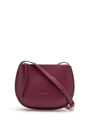 Bordeaux leren crossbodytas met verstelbare riem, afgeronde onderkant, ritssluiting en klein zilverkleurig merklogo middenvoor.